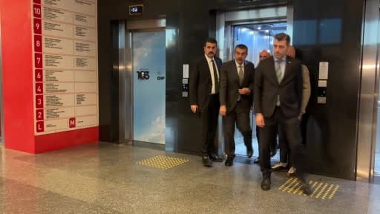 Bakan Tekin: "Genel Başkanımızı kızımın nikahına davet etmek için geldim"