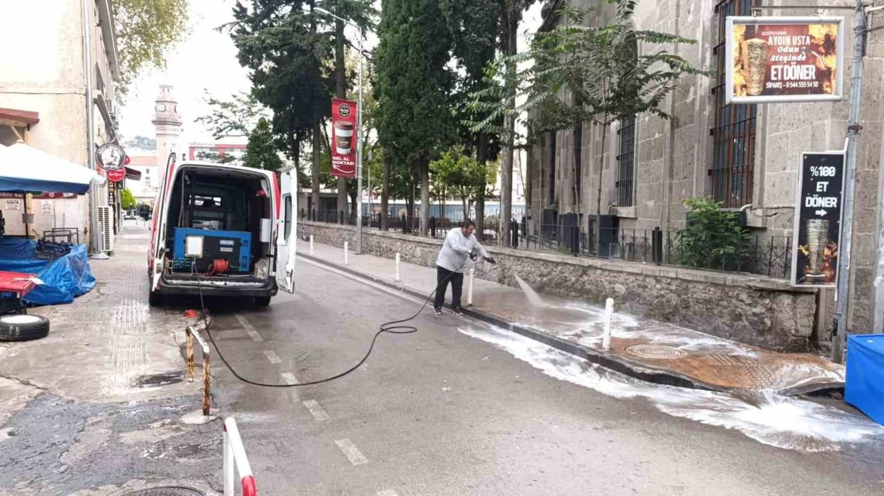 KİRLİ ALANLAR, MOBİL YIKAMA ARACIYLA DETERJANLI SU İLE YIKAYARAK DAHA TEMİZ VE HİJYENİK HALE...