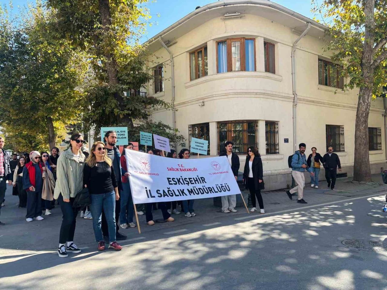 ESKİŞEHİR İL SAĞLIK MÜDÜRLÜĞÜ TARAFINDAN DÜNYA YÜRÜYÜŞ GÜNÜ KAPSAMINDA DÜZENLENEN ETKİNLİKTE...