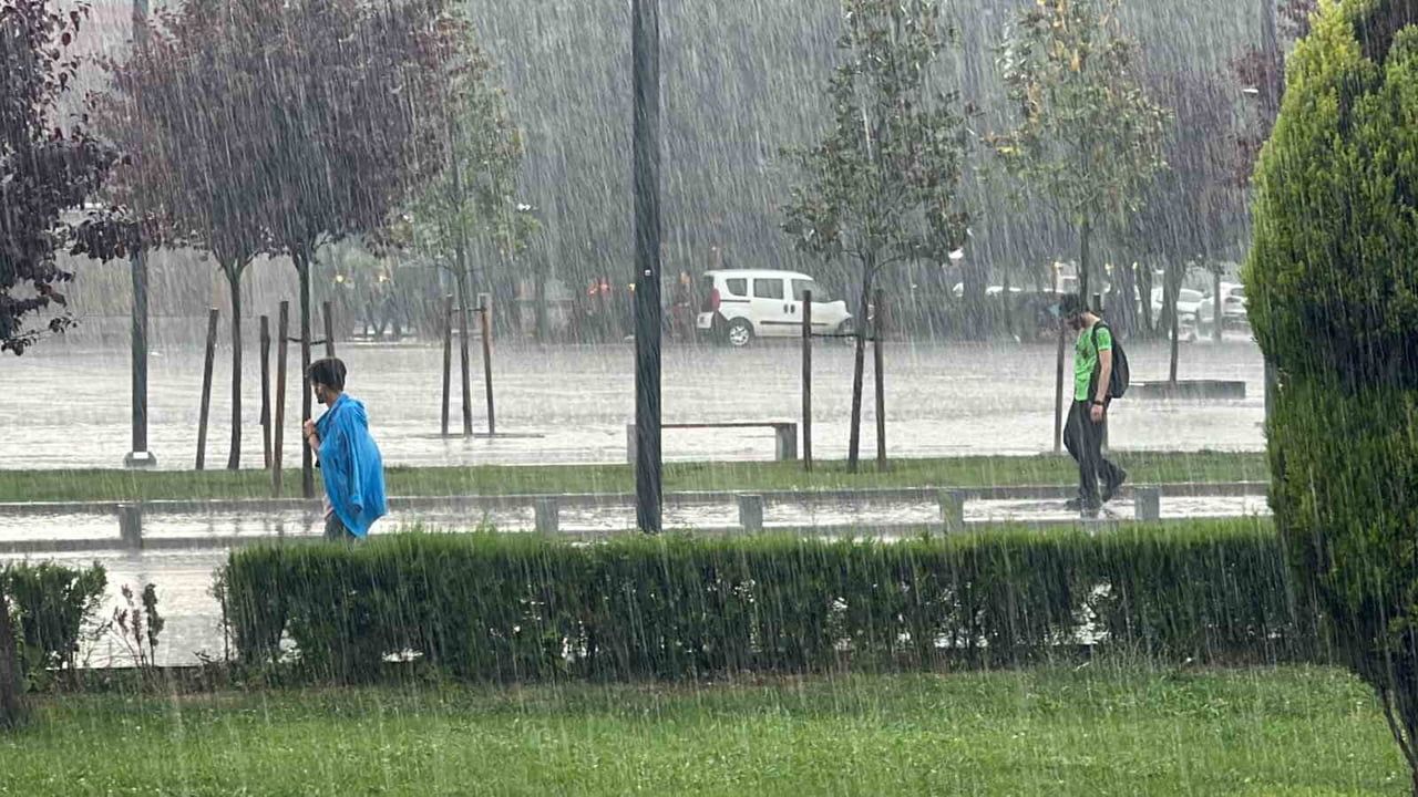 DÜZCE VE ZONGULDAK’TA YARIN SABAH SAATLERİNDEN İTİBAREN KUVVETLİ GÖK GÜRÜLTÜLÜ SAĞANAK YAĞIŞ...