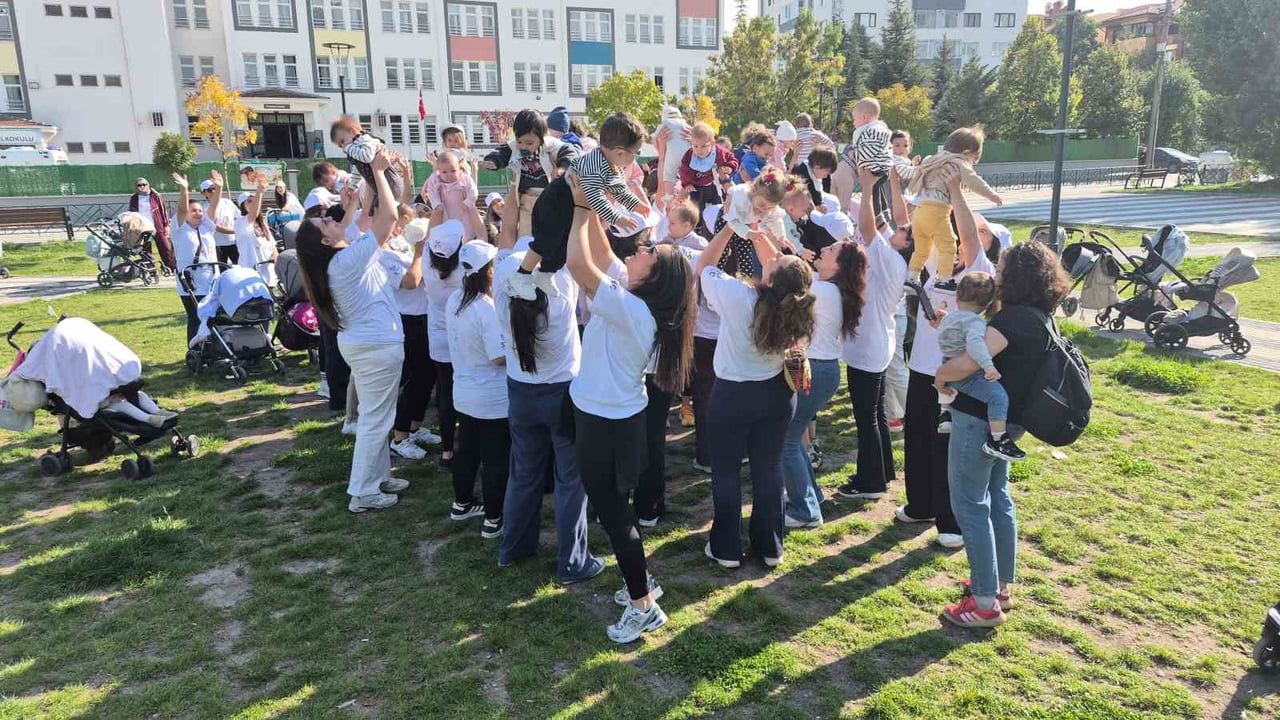 ESKİŞEHİR'DE 75 ANNE VE 75 BEBEĞİNİN AYNI ANDA EGZERSİZ YAPTIĞI ETKİNLİKTE RENKLİ GÖRÜNTÜLER...