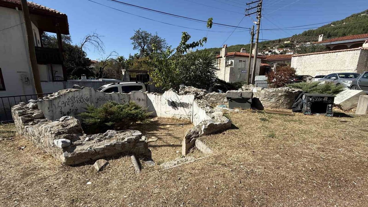 MUĞLA'NIN MENTEŞE İLÇESİNDEKİ ÜÇ ERENLER TÜRBESİ'NİN KALINTILARI, YAPILAN KONSERVASYON ÇALIŞMASINA...