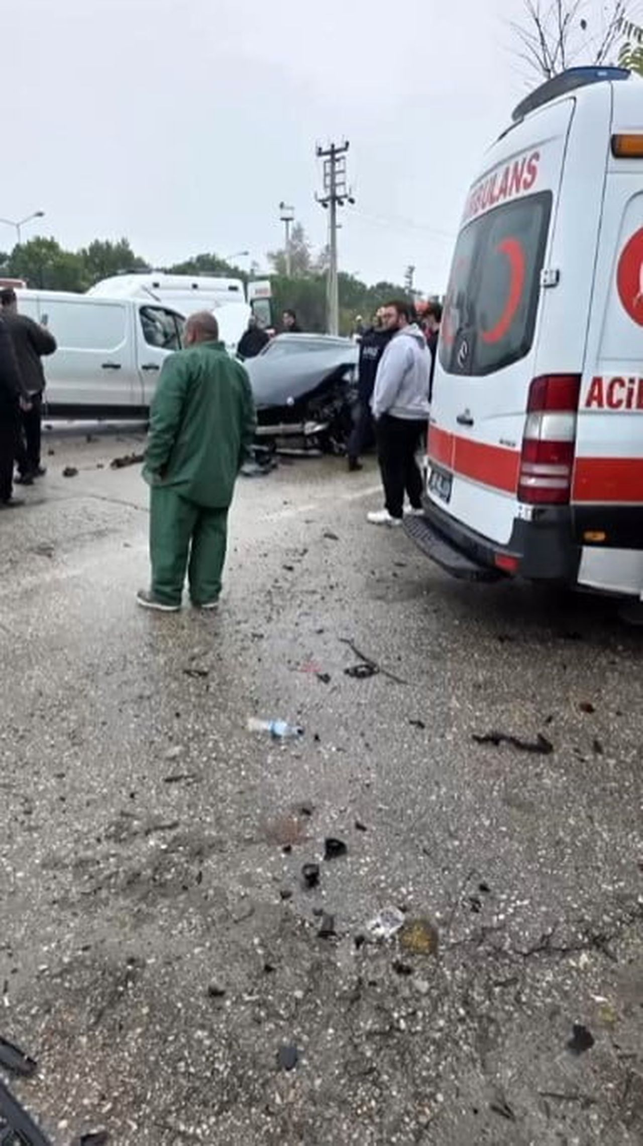 BURSA'NIN OSMANGAZİ İLÇESİNDE YAĞIŞ NEDENİYLE KAYGANLAŞAN YOLDA MEYDANA GELEN ZİNCİRLEME TRAFİK...