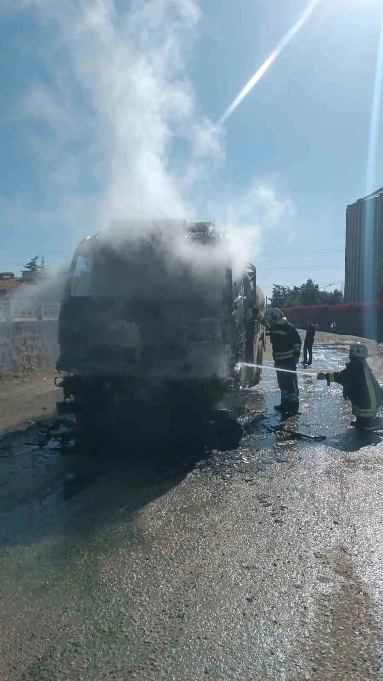 AFYONKARAHİSAR KENT MERKEZİNDE BOŞ YAKIT TANKERİNDE ÇIKAN YANGIN, İTFAİYE EKİPLERİNİN...