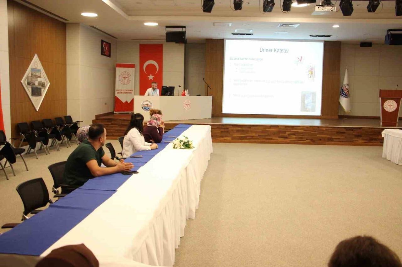 ELAZIĞ’DA HASTANE ÇALIŞANLARINA ÜRİNER KATETER VE ENFEKSİYONU EĞİTİMİ