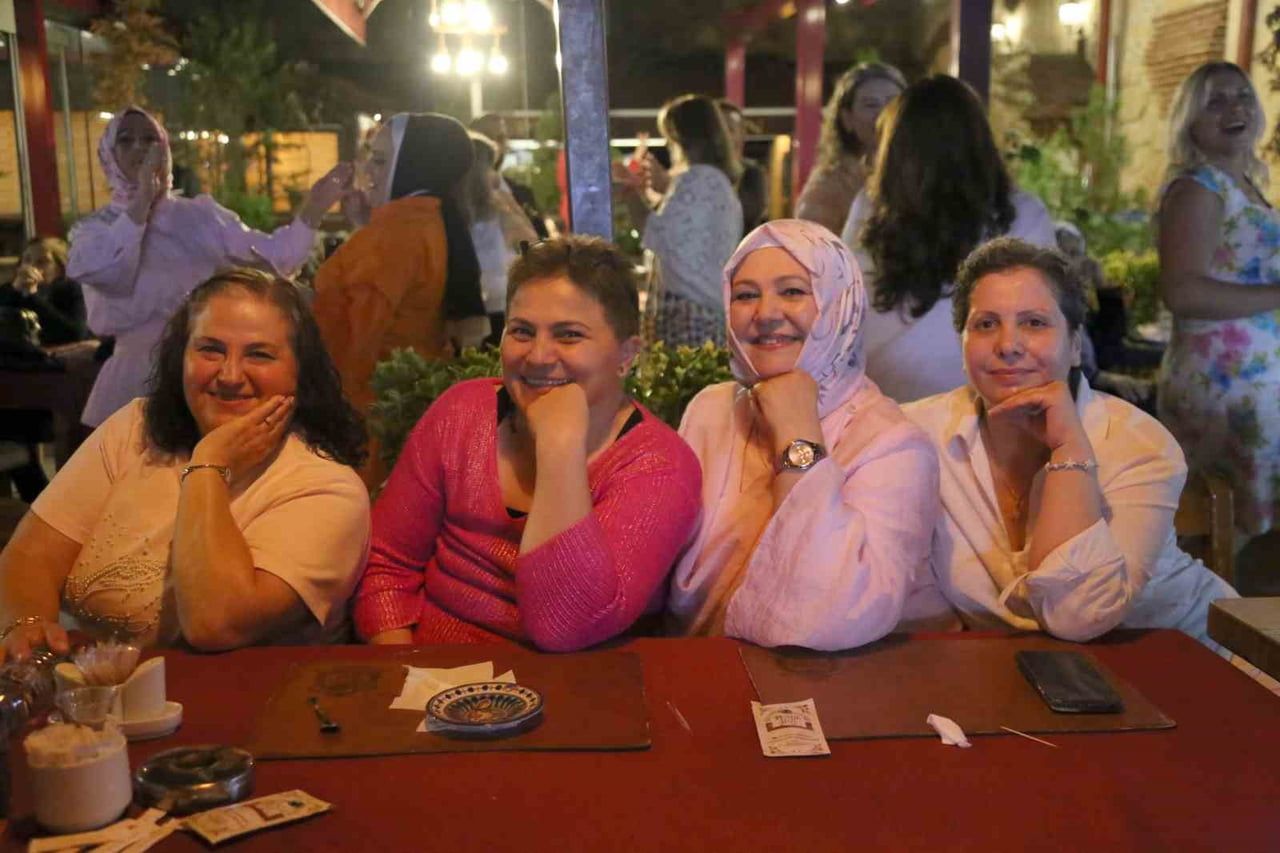 SERPİL USLU (SAĞDAKİ), ŞAFAK KARA (SAĞDAN İKİNCİ), RUKİYE ÖZKAN (SAĞDAN ÜÇÜNCÜ), FERAHNAZ...