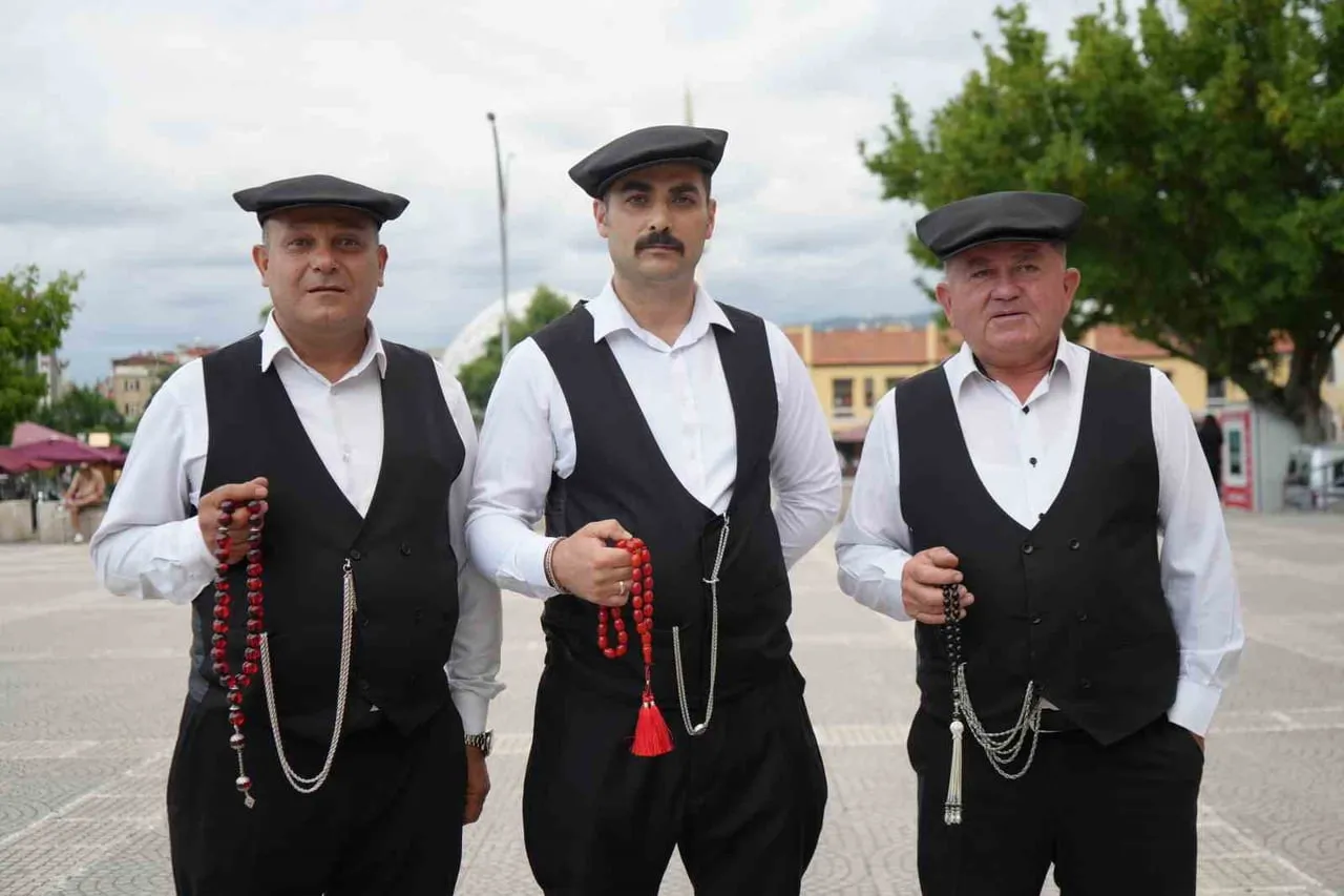 SAMSUN'DA ECZACI KALFALIĞI YAPAN İHSAN ODACI (40), GEÇMİŞİ BUGÜNDE YAŞIYOR. YUMURTA TOPUK...