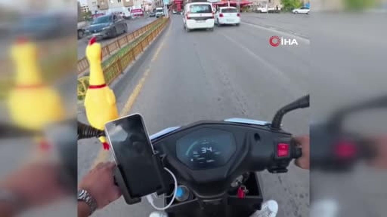 Yol tartışması kask kamerası sayesinde tebessümle sona erdi...O anlar kamerada