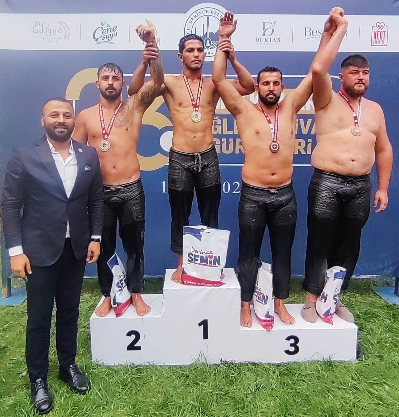 DERİNCE TAŞKÖPRÜ HASAT SONU FESTİVALİ KAPSAMINDA DÜZENLENEN İSHAKÇILAR YAĞLI PEHLİVAN...
