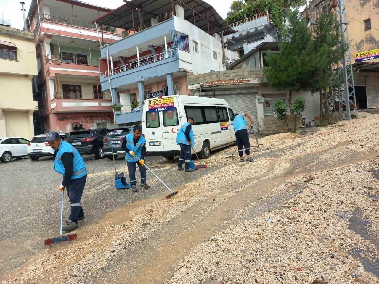 ANTAKYA BELEDİYESİ EKİPLERİ, ŞİDDETLİ YAĞIŞ SONRASI KENT GENELİNDE TEMİZLİK VE MAZGAL BAKIM...