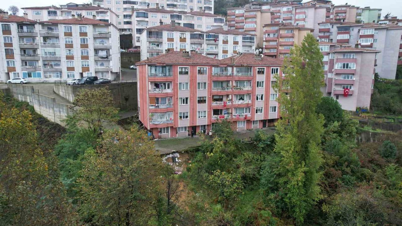 ZONGULDAK'IN TEPEBAŞI MAHALLESİ'NDE BULUNAN KALE SİTESİ SAKİNLERİ, BİNALARIN ÇEVRESİNDE...
