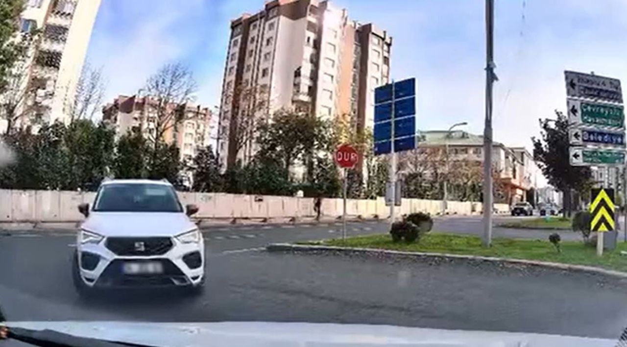 İSTANBUL BAŞAKŞEHİR’DE TERS YÖNE DÖNÜŞ YAPMAK İÇİN ISRARCI OLAN SÜRÜCÜ, GÖRÜNTÜLER SAYESİNDE...