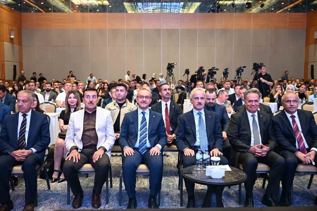 ULAŞTIRMA VE ALTYAPI BAKANI ABDULKADİR URALOĞLU, SAĞLIK VE ULAŞIM SEKTÖRLERİNİN ZAMANLA...