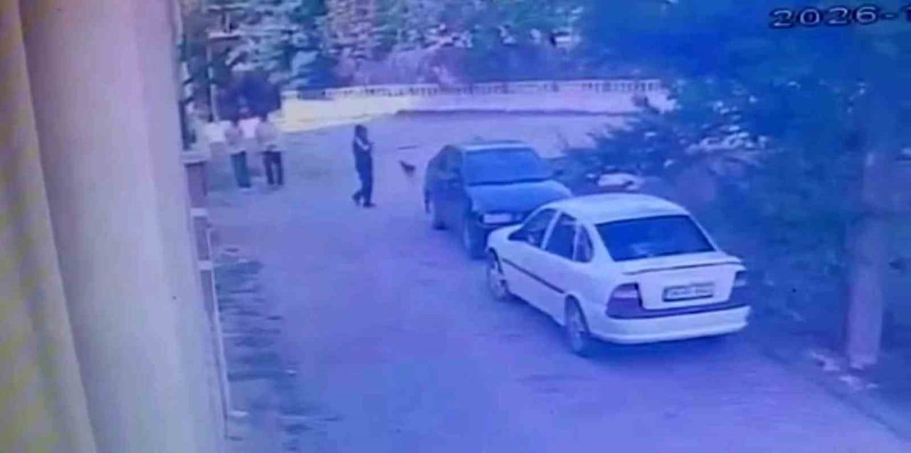 BOLU'DA PARK HALİNDEKİ OTOMOBİLİN KAPISINI AÇARAK İÇERİ GİREN VE ARAÇTA BULUNAN SAATİ ALAN ŞAHIS...