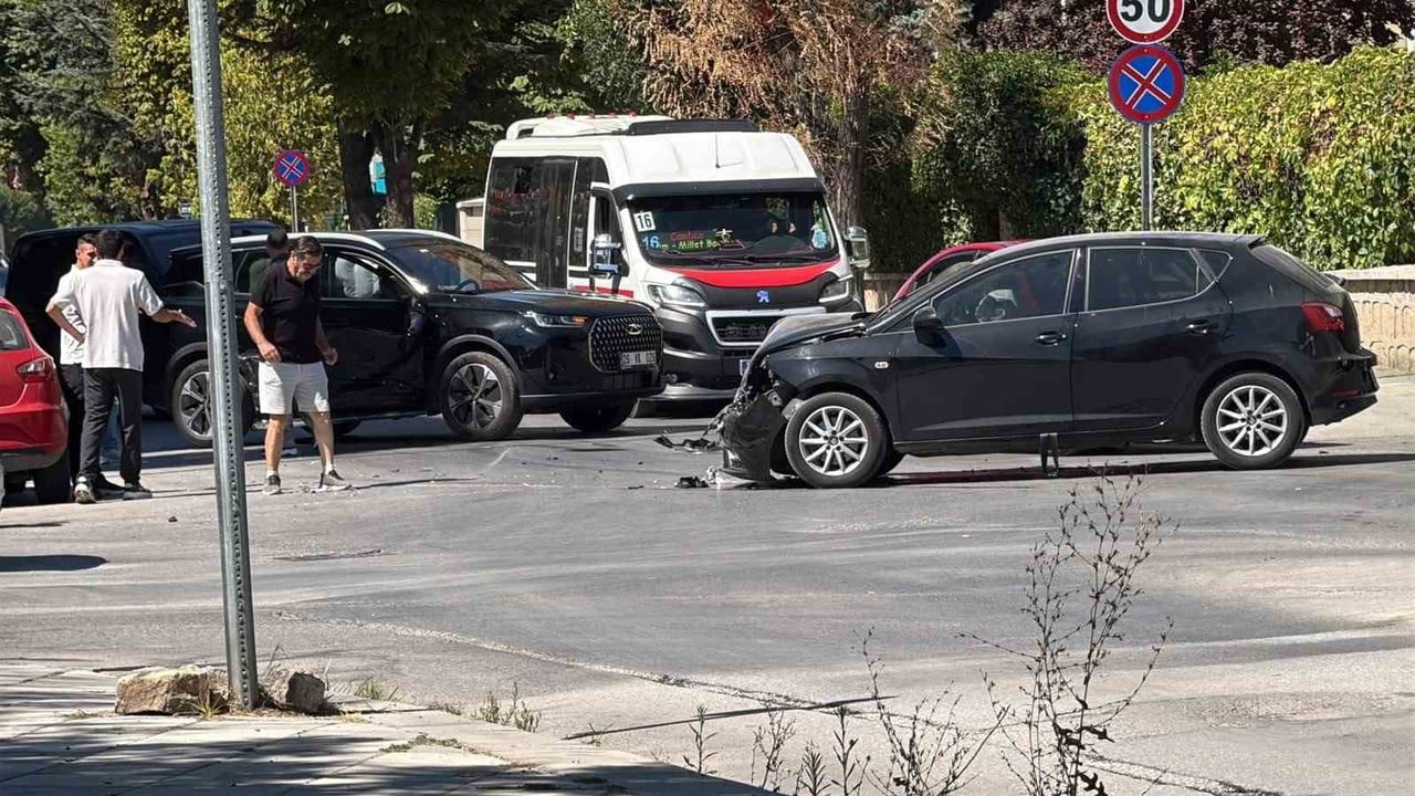ESKİŞEHİR'İN ODUNPAZARI İLÇESİNE BAĞLI VİŞNELİK MAHALLESİ TAŞKÖPRÜ CADDESİ ÜZERİNDE BİR SUV İLE...