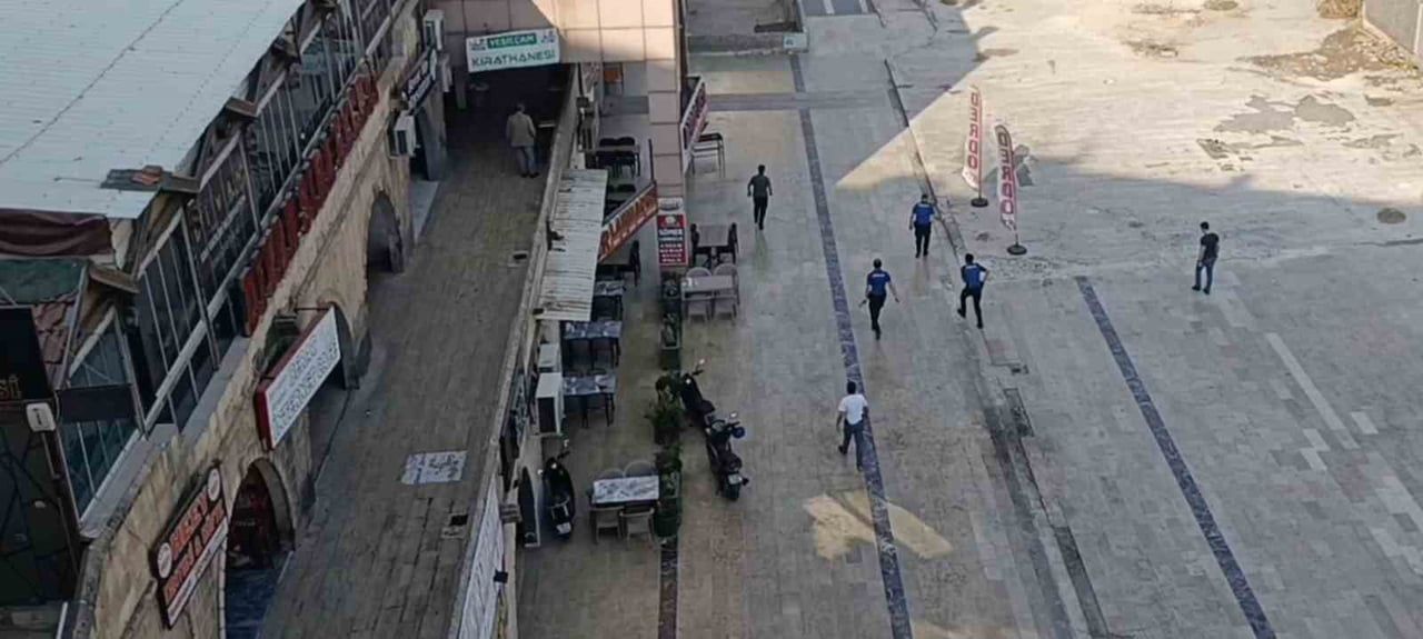 ŞANLIURFA'DA ELİNDEKİ MUTFAK BIÇAĞIYLA POLİS ARACININ CAMINI KIRIP EKİPLERE SALDIRAN ŞÜPHELİ...