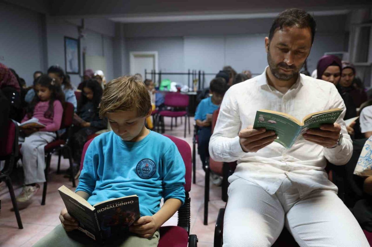 OKULUN KONFERANS SALONUNDA "EKRANI KAPAT, KİTAP OKU" ETKİNLİĞİ DÜZENLEDİ.