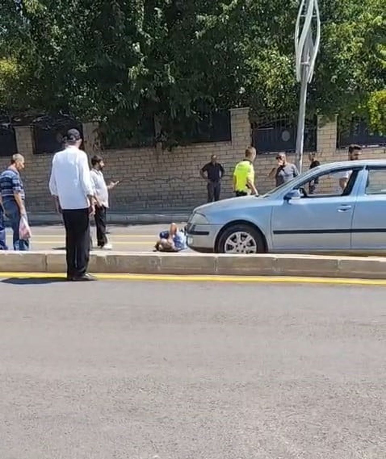 ELAZIĞ'DA YOLUN KARŞISINA GEÇERKEN OTOMOBİLİN ÇARPTIĞI YAYA, YARALANDI