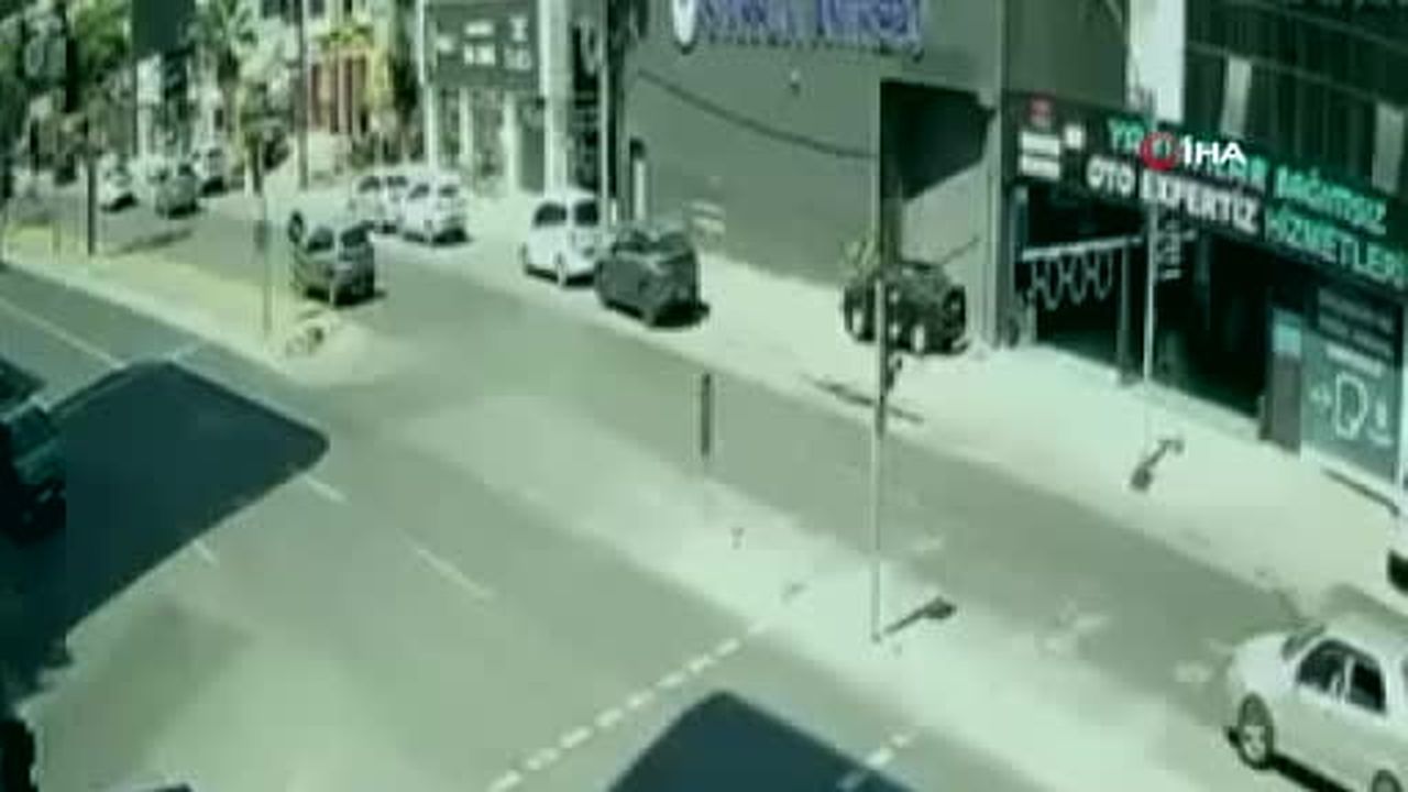 Avcılar'da yasak yerde manevra yapan otomobile motosiklet böyle çarptı