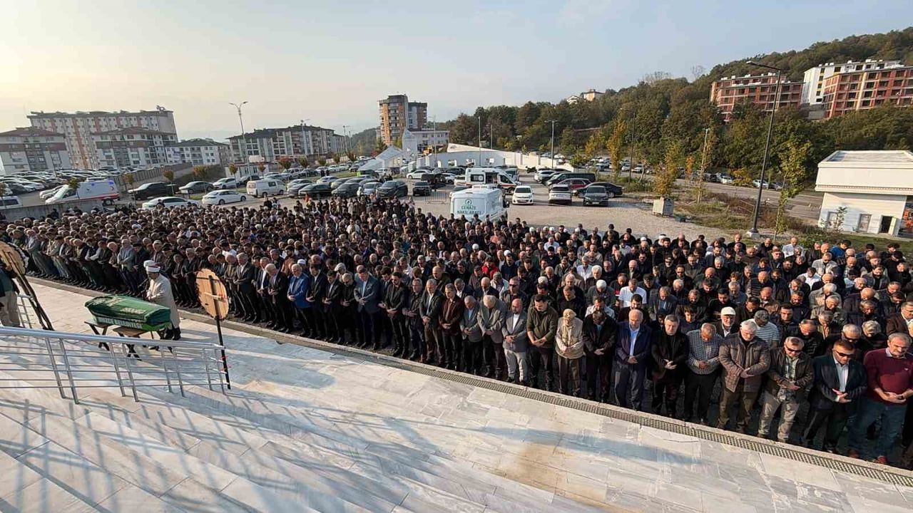 DÜZCE ÜNİVERSİTESİ’NDE ÖĞRETİM GÖREVLİSİ OLARAK ÇALIŞAN İNŞAAT MÜHENDİSİ PROF. DR. AYHAN ŞAMANDAR...