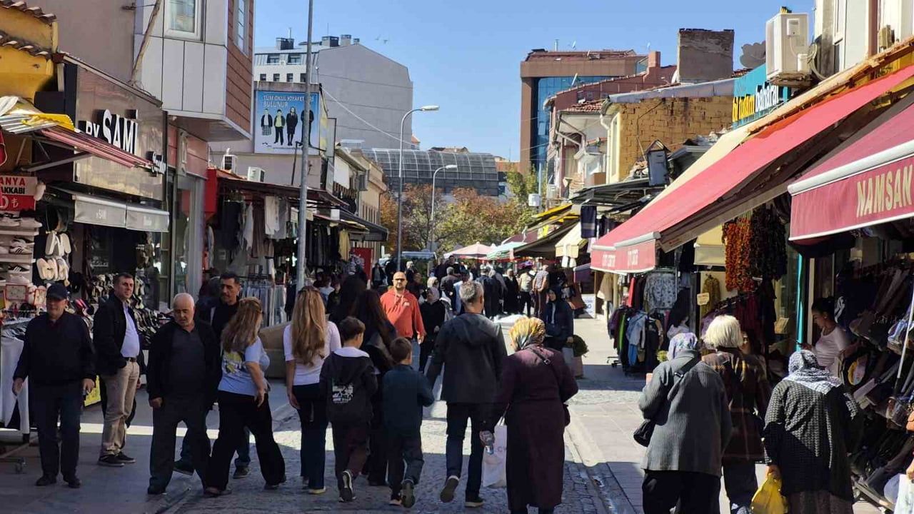 ESKİŞEHİR'DE SOĞUK HAVALARIN ARDINDAN HAVALARIN ISINMASINI FIRSAT BİLEN VATANDAŞLAR, ÇARŞIDA...