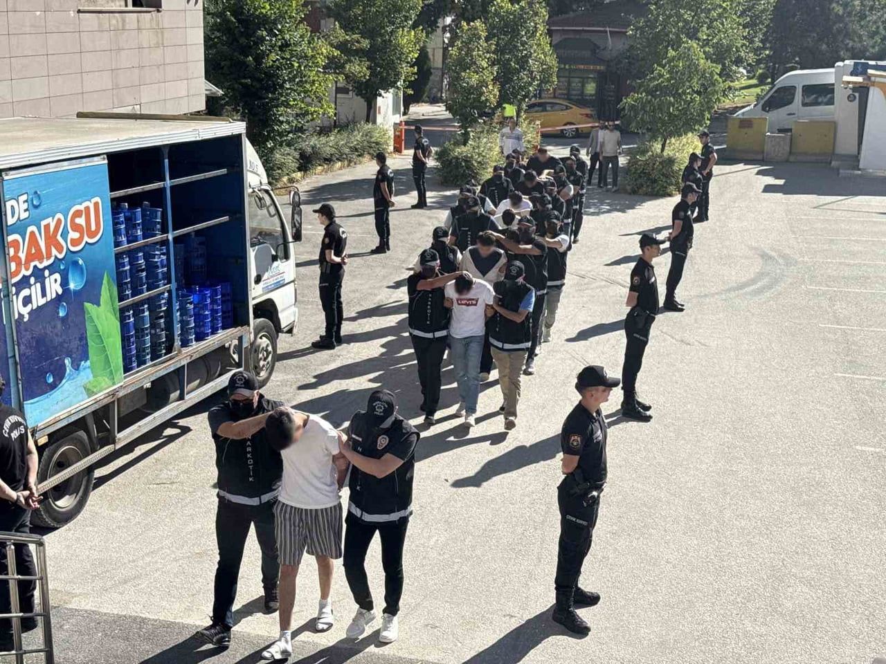 OLAYLA İLGİLİ GÖZALTINA ALINAN 9 ŞÜPHELİ ADLİYEYE SEVK EDİLDİ.