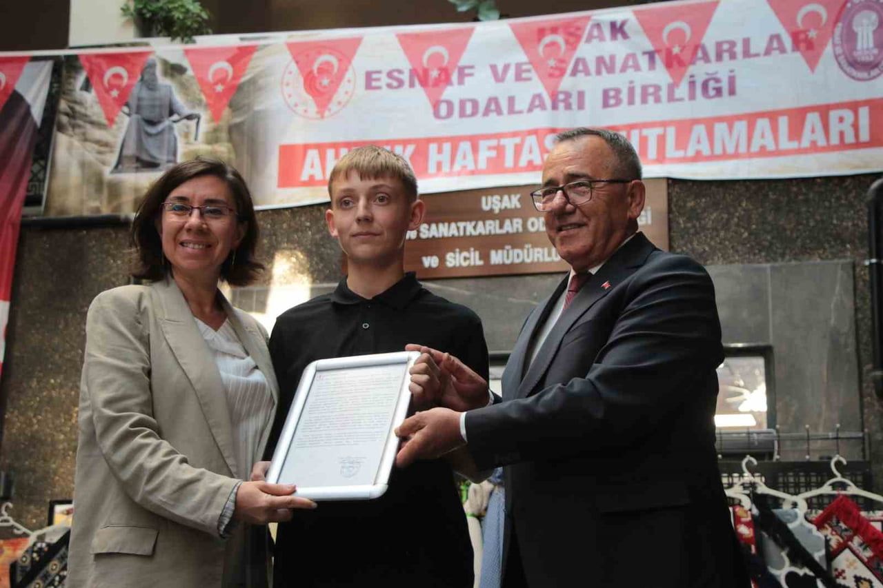 UŞAK’TA AHİLİK HAFTASI ÇEŞİTLİ ETKİNLİKLERLE KUTLANIRKEN, YILIN AHİSİ 46 YILDIR TERZİLİK YAPAN...