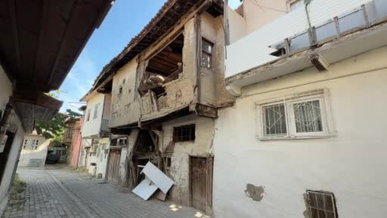 SİT alanı olduğu için çivi dahi çakılmayan konaklar yıkılma tehdidi ile karşı karşıya