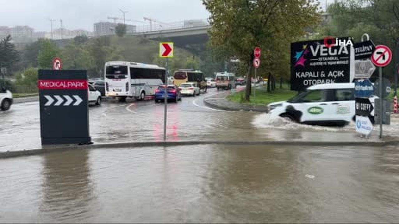 İstanbul'da sağanak yağış etkisini arttırdı, Bayrampaşa'da ara sokak göle döndü
