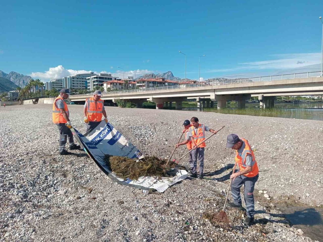 ANTALYA BÜYÜKŞEHİR BELEDİYESİ, DÜN AKŞAM SAATLERİNDE ETKİSİNİ ARTTIRAN ŞİDDETLİ YAĞIŞIN ARDINDAN...