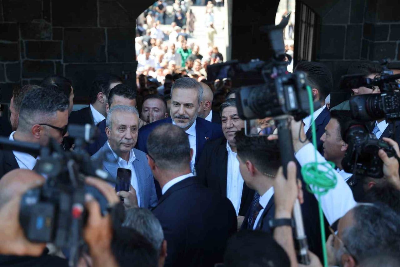 BİR DİZİ ZİYARETLERDE BULUNMAK ÜZERE DİYARBAKIR’A GELEN DIŞİŞLERİ BAKANI HAKAN FİDAN, SUR...