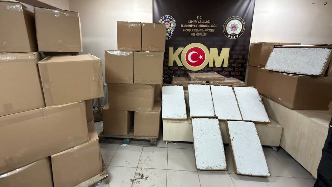 İZMİR'DE MİNİBÜSTE 1 MİLYON 100 BİN ADET DOLDU KAÇAK MAKARON ELE GEÇİRİLDİ