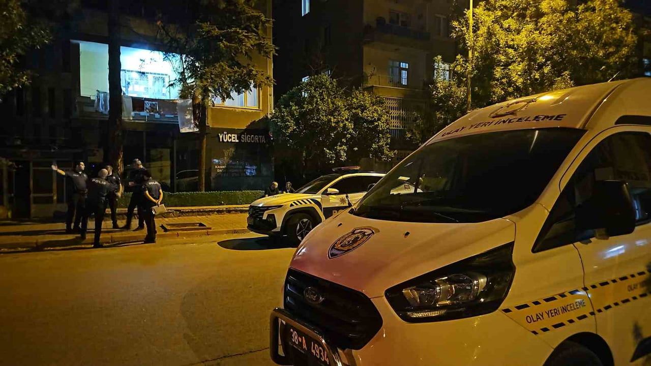 KAYSERİ'NİN MELİKGAZİ İLÇESİNDE BİR KİŞİ, TARTIŞTIĞI ÜVEY BABASINI BIÇAKLAYARAK AĞIR...