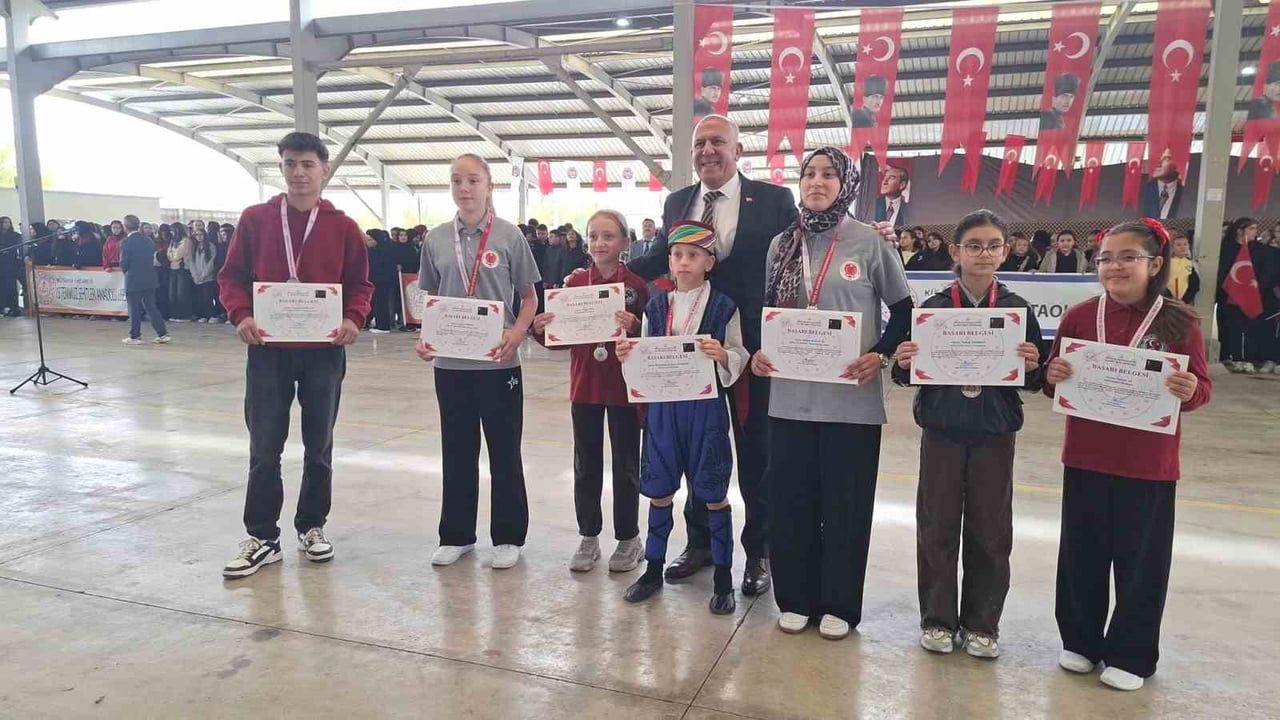 HİSARCIK’TA CUMHURİYET BAYRAMI YARIŞMALARINDA DERECEYE GİREN ÖĞRENCİLER ÖDÜLLENDİRİLDİ