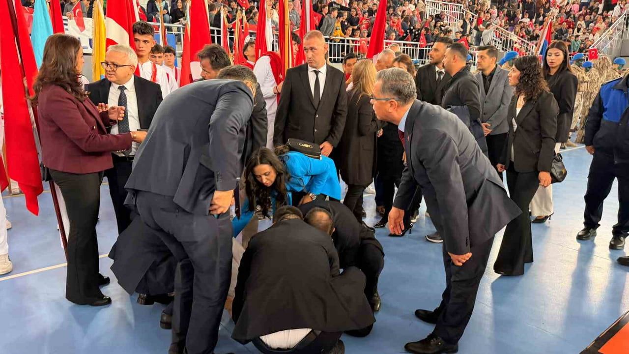 AFYONKARAHİSAR’DA DÜZENLENEN 29 EKİM CUMHURİYET BAYRAMI KUTLAMALARI SIRASINDA BAYRAK TAŞIYAN BİR...