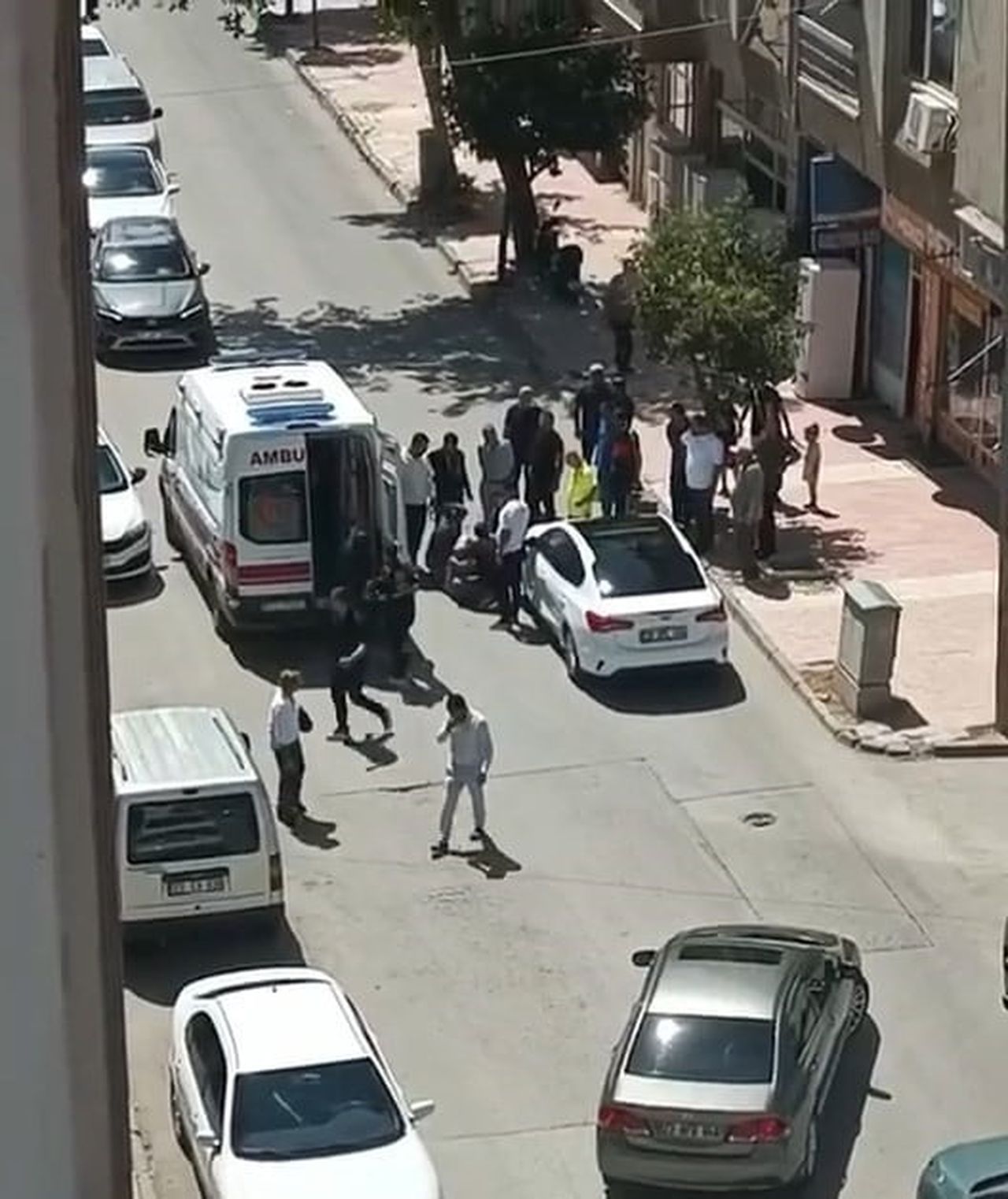 ELAZIĞ’DA YOLUN KARŞISINA GEÇMEYE ÇALIŞAN KADIN, OTOMOBİLİN ÇARPMASI SONUCU YARALANDI