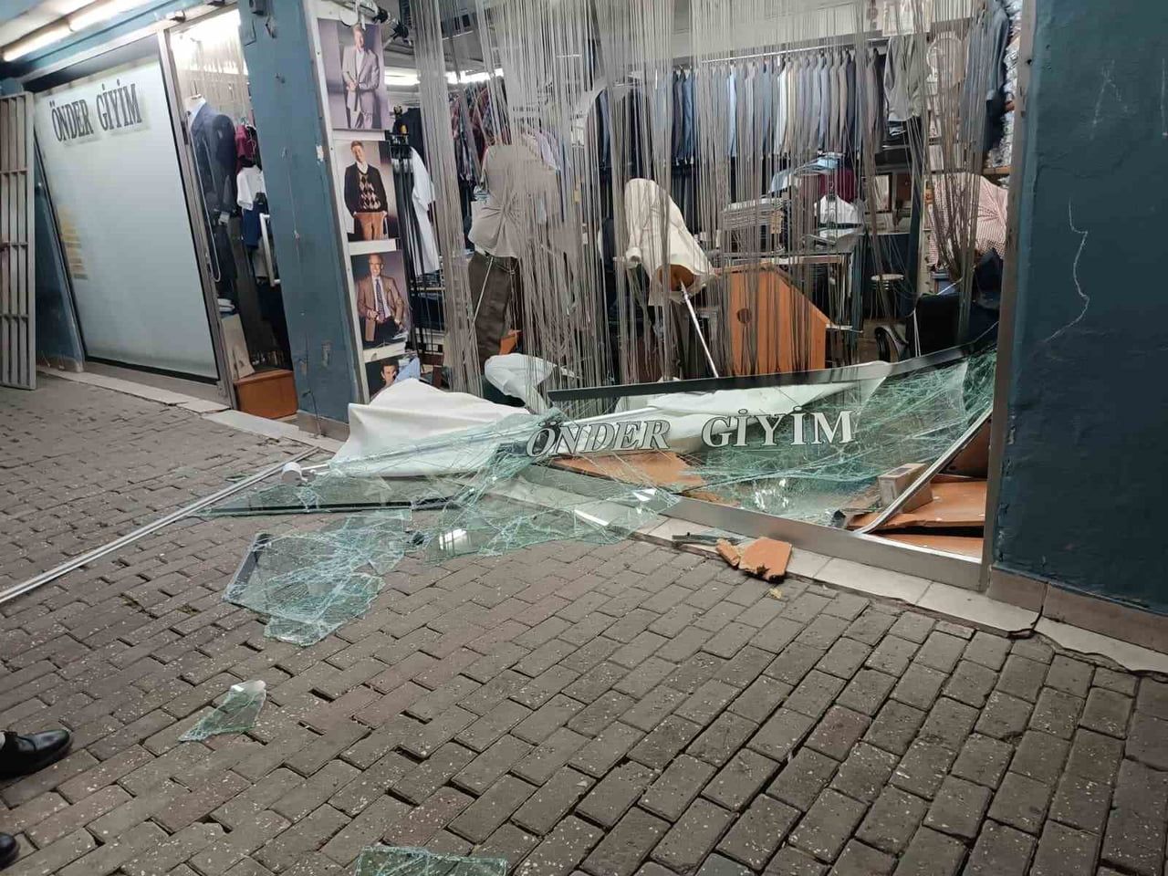 BURSA’DA SABAH SAATLERİNDE MEYDANA GELEN KAZADA, BİR ARAÇ GİYİM MAĞAZASININ VİTRİNİNDEN İÇERİ...
