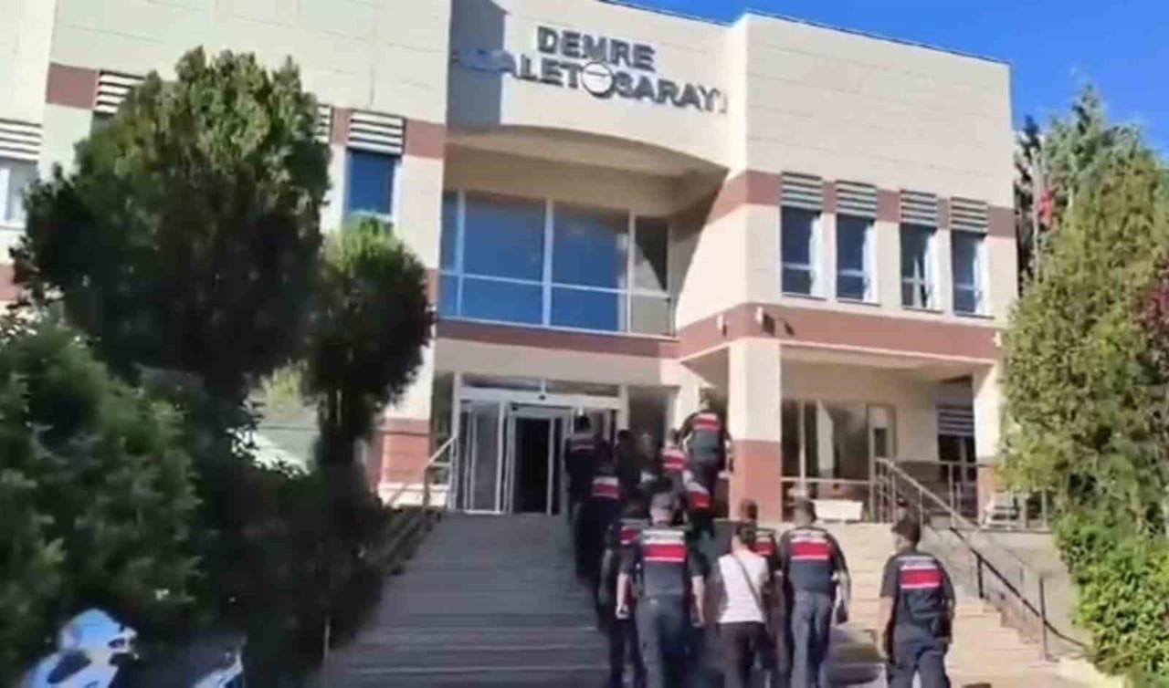 ANTALYA'DA İNTERNET ÜZERİNDEN VİLLA VE BUNGALOV KİRALAMA İLANI VEREREK BİR KİŞİYİ DOLANDIRDIĞI...