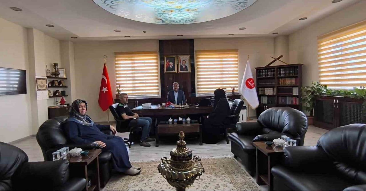 BOLU'DA DÜZENLENEN YARIŞMADA TÜRKİYE BİRİNCİSİ OLAN ZEYNEP ÖZKUL'A BELGESİNİ İL MÜFTÜMÜZ YAŞAR...