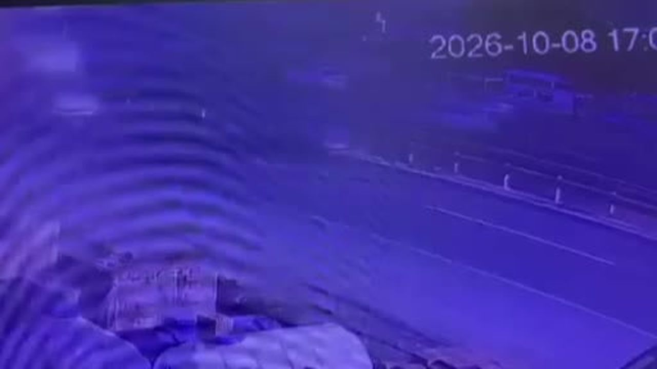 E-5 karayolunda zincirleme kaza kamerada...Taklalar atıp metrelerce sürüklendi: 2 yaralı