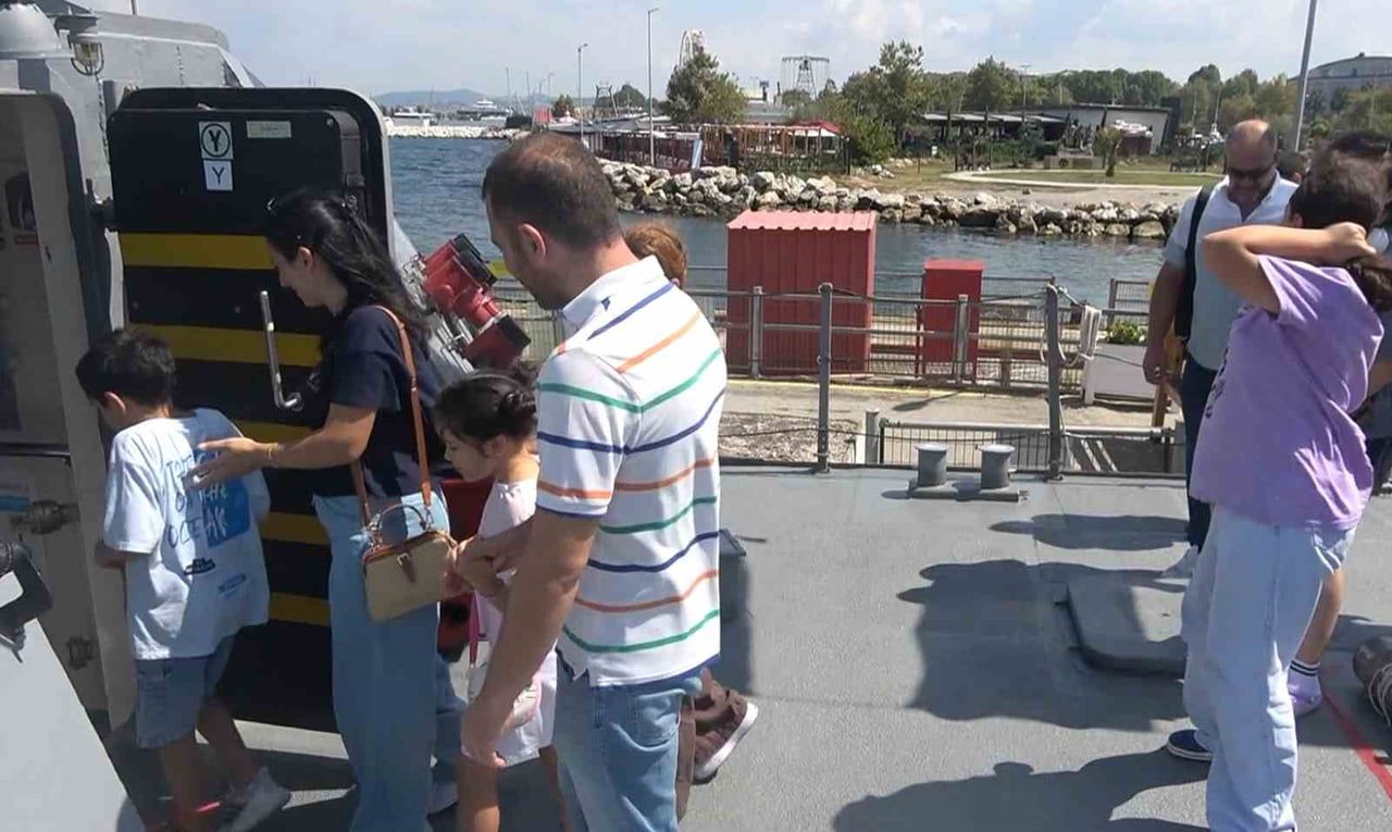 YALOVA'DA 30 AĞUSTOS ZAFER BAYRAMI DOLAYISIYLA KENTE GELEN TCG TUZLA GEMİSİ VATANDAŞLARIN...