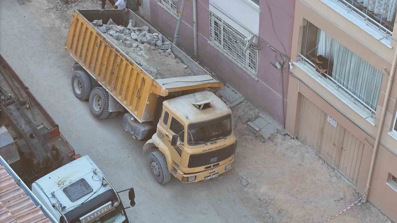 ESKİŞEHİR'DE PARK HALİNDEKİ BELEDİYE KAMYONETİ, YOLUN ANİDEN ÇÖKMESİ SONUCU OLUŞAN ÇUKURA DÜŞTÜ....