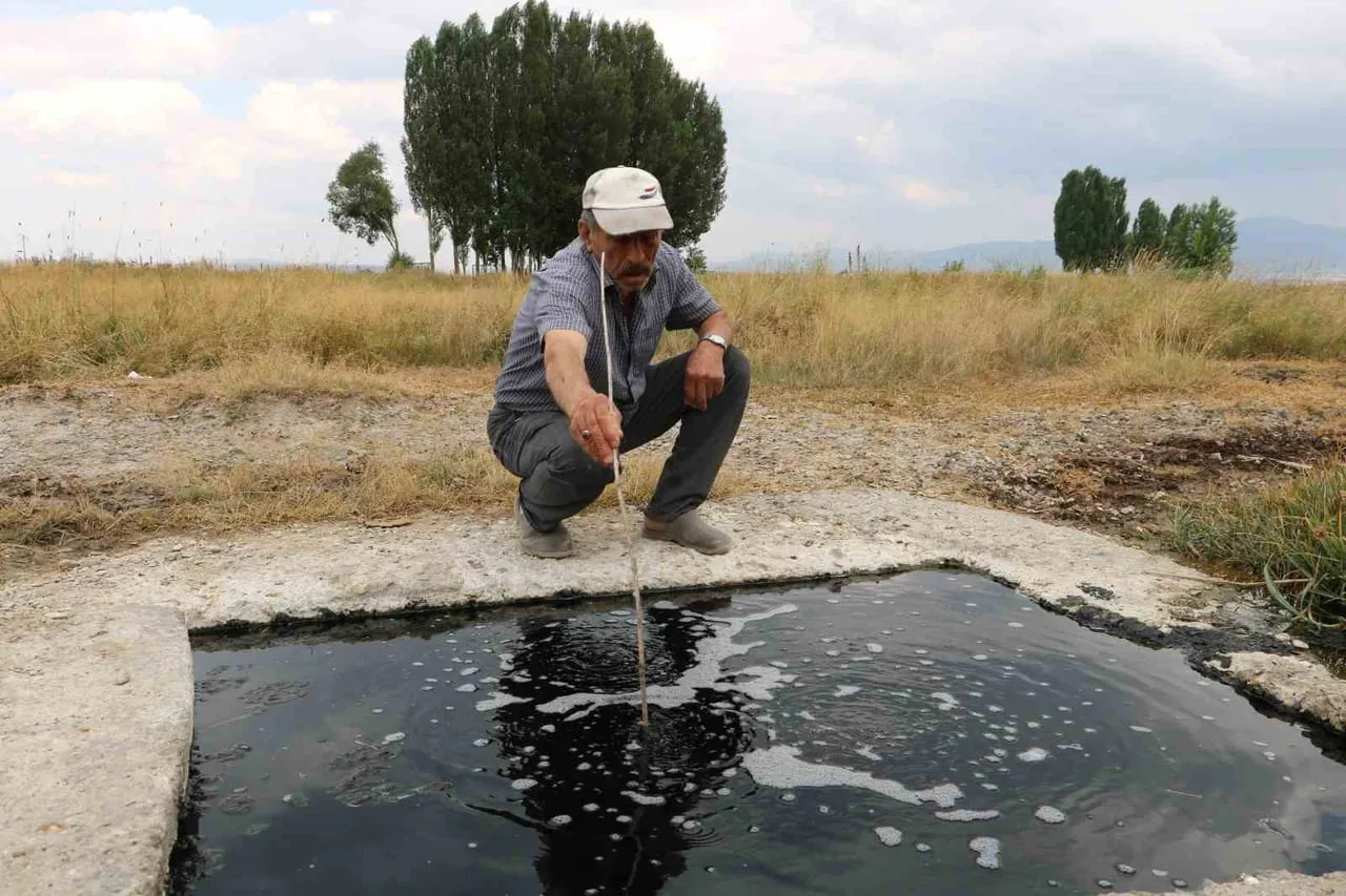 KAHRAMANLAR MAHALLESİ'NDE YAKLAŞIK 3 METREKARELİK ALANDA YER ALTINDAN KAYNAYARAK YÜZEYE ÇIKAN SU...