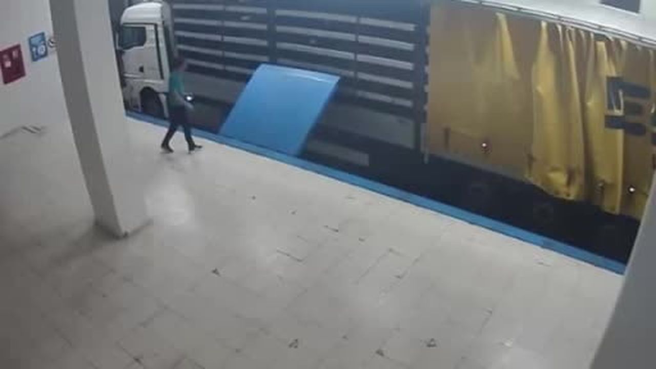 Suç örgütü şüphelisi tırın gizli bölmesinde yurt dışına kaçmaya çalışırken...