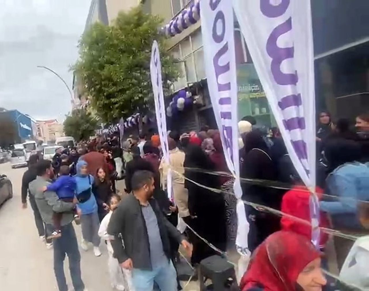 DARICA İLÇESİNDE BİR FİRMANIN AÇILIŞA ÖZEL DÜZENLEDİĞİ İNDİRİM KAMPANYASI İZDİHAMA SEBEP...