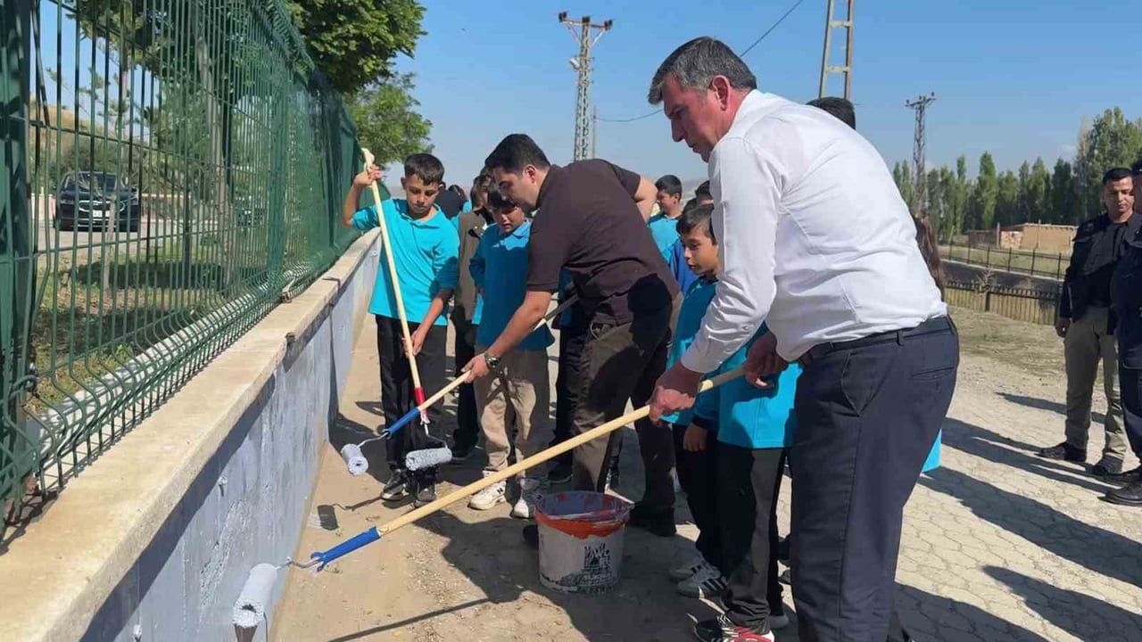 İLÇE KAYMAKAMI AHMET BAZ VE BELEDİYE BAŞKANI SEZAİ SUBAŞI BOYA YAPIYOR.