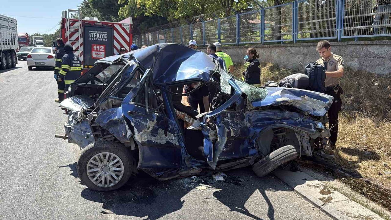 ESKİŞEHİR'DE OTOMOBİL, TIR VE BELEDİYEYE AİT ÇÖP KAMYONUNUN KARIŞTIĞI ZİNCİRLEME TRAFİK KAZASINDA...