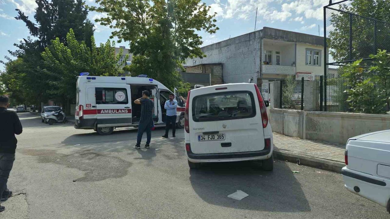 ADIYAMAN’DA KAMYONET İLE MOTOSİKLETİN ÇARPIŞMASI SONUCU 2 KİŞİ YARALANDI.