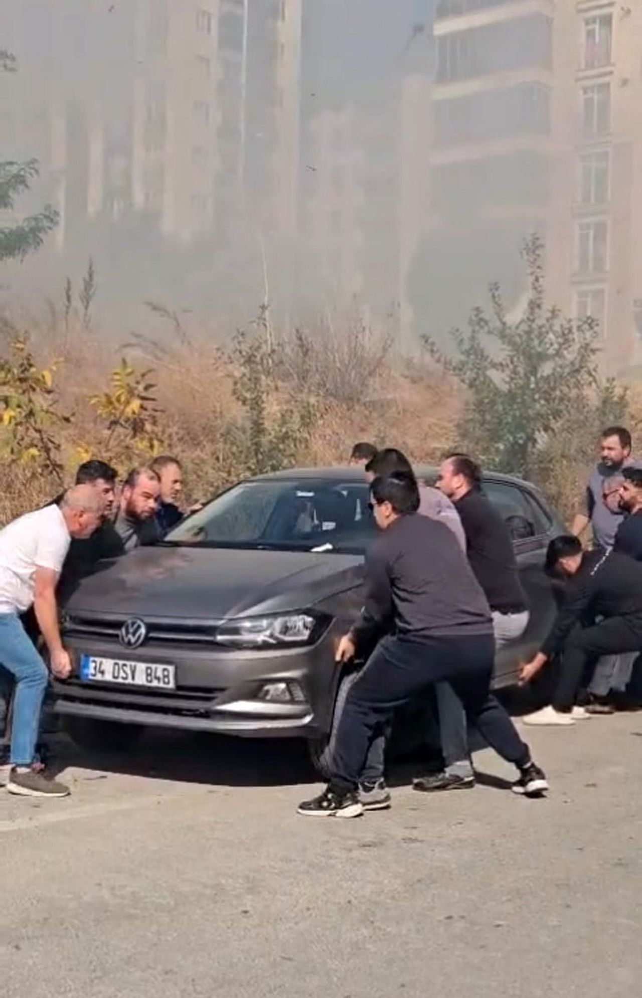 ÇOK SAYIDA VATANDAŞ, YANGIN ALANINA YAKIN NOKTALARDA BULUNAN OTOMOBİLLERİ GÜVENLİ BÖLGELERE...