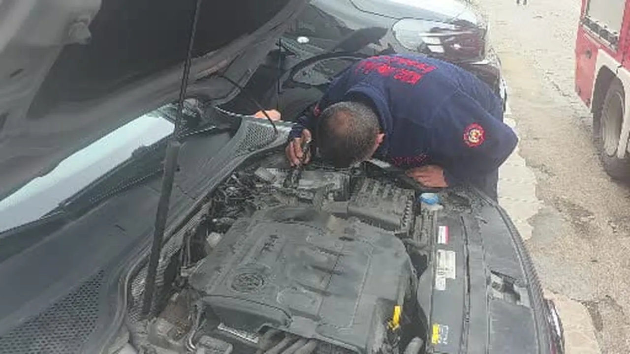 Otomobilin motor bölümüne giren yavru kedi 1 saatlik uğraşın ardından çıktı